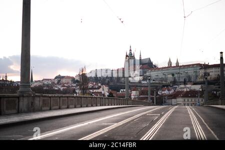 Epidemia ha colpito il mondo. Io mostro la situazione nel centro di Praga durante l'epidemia di coronavirus COVID-19 sul famoso ponte di fronte a Praga Foto Stock