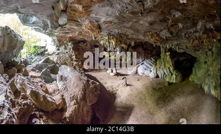 Panorama di enorme grotta nella baia di Halon, Vietnam in una giornata estiva Foto Stock