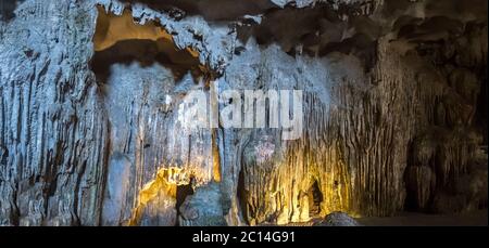 Panorama di enorme grotta nella baia di Halon, Vietnam in una giornata estiva Foto Stock