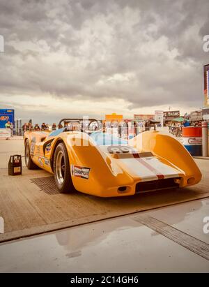 McLaren M6B 1967-1972 ai box al Silverstone Classic 2019. Cielo Moody. Verticale. Foto Stock