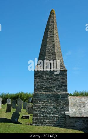 Guglia Crooked della chiesa di San Enedoc da ovest. Luogo di sepoltura di Sir John Betjeman. Foto Stock