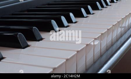 Dettaglio della tastiera di un pianoforte con tasti bianchi e neri Foto Stock