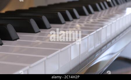 Dettaglio della tastiera di un pianoforte con tasti bianchi e neri Foto Stock