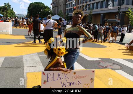 13 giugno 2020, Washington D.C, District of Columbia, U.S: Le donne nere celebrano la bellezza, il corpo e l'arte con l'aiuto del designer di moda di New York Moshoodat.le grandi folle sono ritornate a Black Lives Matter Plaza di fronte alla Casa Bianca il 13 giugno a Washington, DC centinaia si sono riuniti tutto il giorno per protestare contro la violenza della polizia e per celebrare la cultura, la liberazione e l'uguaglianza afroamericana a Black Lives Matter Plaza, precedentemente noto come 16th e H Street, la strada che conduce alla Casa Bianca. La comunità LGBT/TRANS era ben rappresentata. L'umore è ora più esuberante, più speranza e più fest Foto Stock