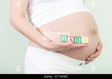 giovane donna piuttosto incinta Foto Stock