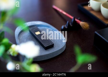 La calligrafia cinese strumenti sul tavolo Foto Stock