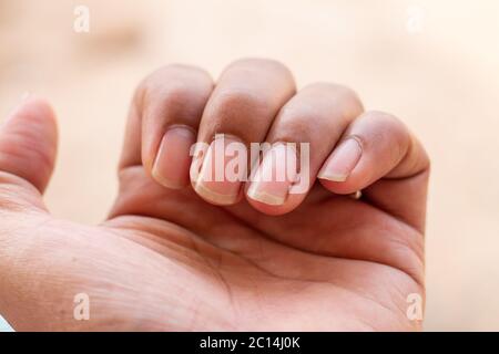 La mano dell'uomo mostra le sue lunghe unghie. Foto Stock