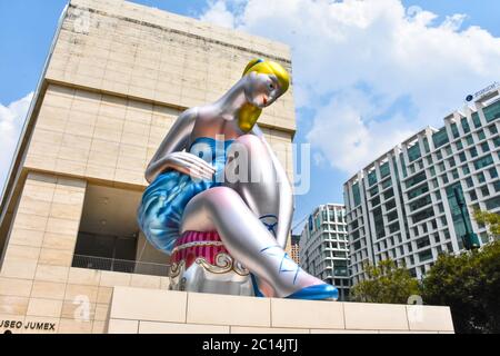 Città del Messico, Messico ; Settembre 24 2019: Gonfia la scultura 'Ballerina Seated' nel cortile del museo jumex Foto Stock