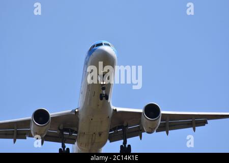 Un aereo nel cielo, Bristol International Airport, UK. Il 26 luglio 2018 Foto Stock