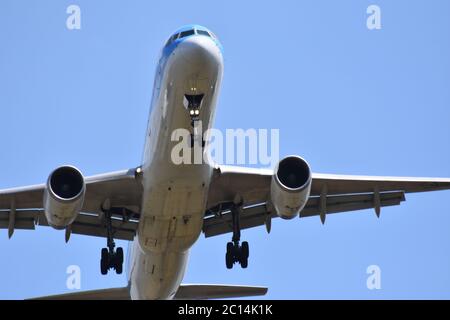 Un aereo nel cielo, Bristol International Airport, UK. Il 26 luglio 2018 Foto Stock