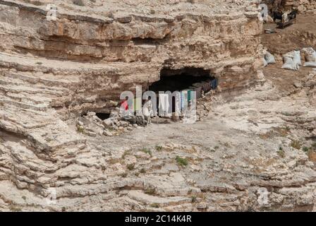 I beduini vivono in grotte naturali, nei pressi di Petra, Giordania Foto Stock