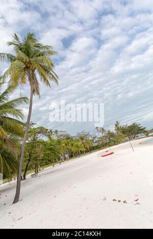 Canoa rossa e molo di legno, isola di koh kham, Thailandia. Foto Stock