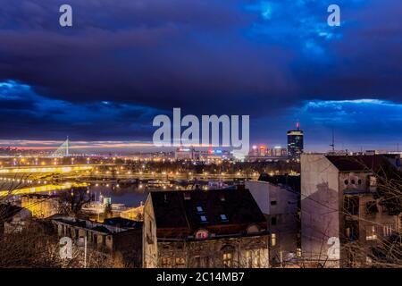 Belgrado / Serbia - 4 febbraio 2017: Vista dalla fortezza di Belgrado nel comune di Nuova Belgrado attraverso il fiume Sava, di notte, a Belgrado, S. Foto Stock