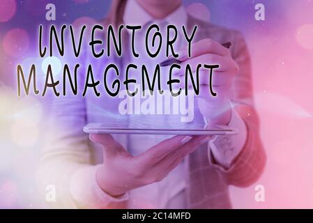 Scrittura manuale di testo Gestione inventario. Supervisione concettuale delle foto di beni e articoli non capitalizzati Foto Stock