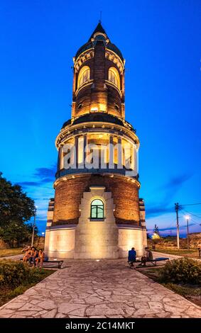 Belgrado / Serbia - 15 aprile 2017: Vista serale della vecchia torre storica di Gardos nel comune di Zemun di Belgrado, Serbia Foto Stock