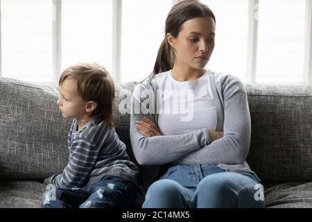 Offesa giovane madre e piccolo figlio si ignorano Foto Stock