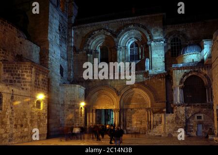 Israele, Gerusalemme, città vecchia, all'esterno della chiesa del Santo Sepolcro, l'entrata principale di notte Foto Stock