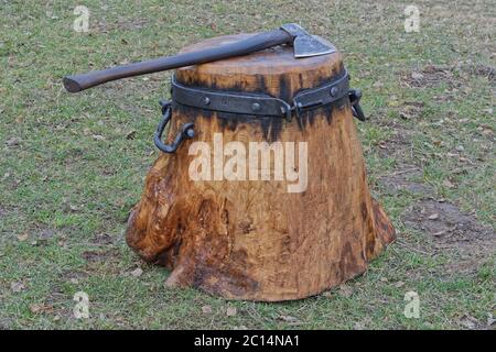 Blocco di taglio per la separazione del legno con AX Foto Stock