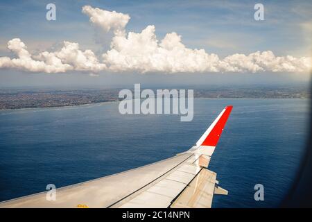 Guardando fuori attraverso la finestra dell'aereo durante la bella alba o tramonto Foto Stock