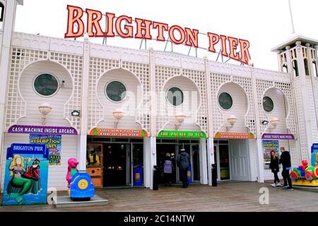 Brighton, Sussex, Regno Unito. 19 marzo 2015. Il lato architettonico firmato di fronte alla galleria di divertimento sul molo a Brighton, Sussex, Regno Unito. Foto Stock