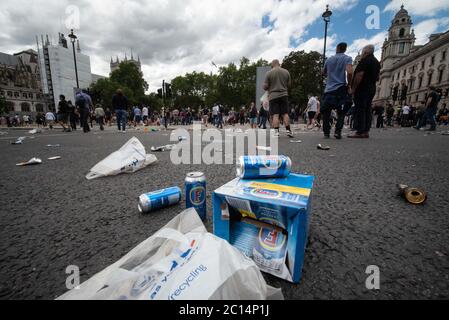 Whitehall, Londra, Regno Unito. 13 giugno 2020. Migliaia di Democratici Football Lads Alliance, dimostranti EDL e gruppi di estrema destra si riuniscono a Whitehall per la dimostrazione Foto Stock