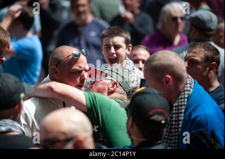 Whitehall, Londra, Regno Unito. 13 giugno 2020. Migliaia di Democratici Football Lads Alliance, dimostranti EDL e gruppi di estrema destra si riuniscono a Whitehall per la dimostrazione Foto Stock