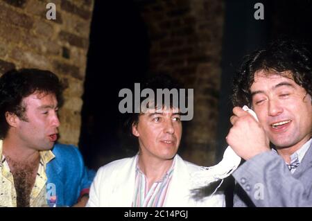 Paul Rodgers, Bill Wyman e Jimmy Page of Willie e i Poor Boys in un evento stampa. Londra, 18 aprile 1985 | utilizzo in tutto il mondo Foto Stock