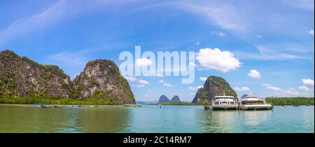 Panorama del parco nazionale di Ao Phang Nga, Thailandia in una giornata estiva Foto Stock