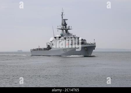 La nave più recente della Royal Navy, HMS TAMAR, arriva al suo porto di casa Foto Stock