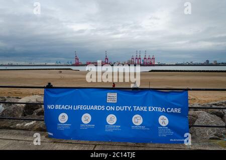 New Brighton, Regno Unito: 3 giugno 2020: Un cartello sulla passeggiata informa che non ci sono bagnini in servizio Foto Stock