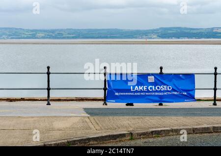 West Kirby, UK: 3 giugno 2020: Un cartello al Marine Lake consiglia che il lago è chiuso e non si devono fare attività acquatiche o di nuoto Foto Stock