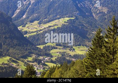 Val Gardena e Ortisei, Dolomiti, vista da una montagna Foto Stock