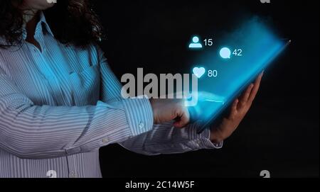 Concetto di cloud computing, connettere i dispositivi al cloud. Uomo d'affari o informatico con icona e tablet per il cloud computing. Foto Stock