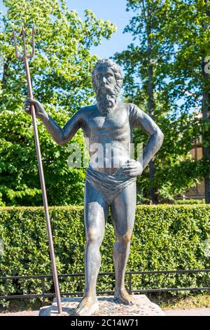 Statua di Poseidone nei giardini di Peterhof, il palce estivo del grande Pietro a San Pietroburgo, Russia. Foto Stock