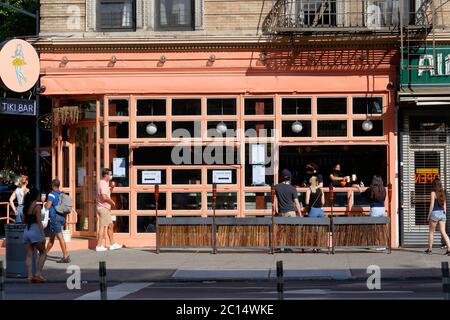 Persone con bevande da asporto da andare al Tiki Chick nel lato Upper West di Manhattan, New York. 29 maggio 2020. Foto Stock