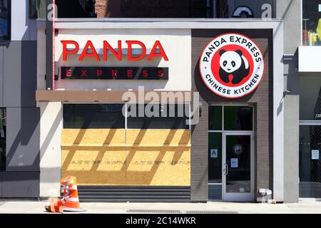 Un chiuso, a bordo, temporaneamente chiuso Panda Express fast casual catena di ristoranti storefront a New York, maggio 2020 Foto Stock