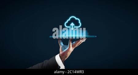 Concetto di cloud computing, connettere i dispositivi al cloud. Uomo d'affari o informatico con icona e tablet per il cloud computing. Foto Stock