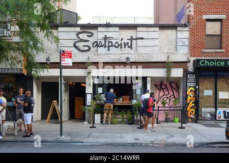 Eastpoint, 25 Avenue B, New York, New York, foto del negozio di un bar e grill nel quartiere East Village di Manhattan. Giugno 7, 2020 Foto Stock