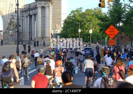 New York, New York, 8 giugno 2020. Oltre mille ciclisti entrano nella Manhattan Bridge Road in un giro di solidarietà Black Lives Matter attraverso Brooklyn e. Foto Stock