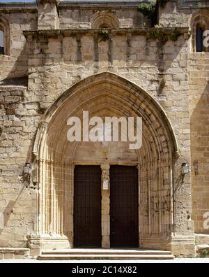 Spagna, Estremadura, Caceres. Co-Cattedrale di Santa Maria. xii-xvi secolo. Stile di transizione dal romanico al gotico con elementi rinascimentali. Portada del Evangelio. Una delle due porte gotiche. Foto Stock