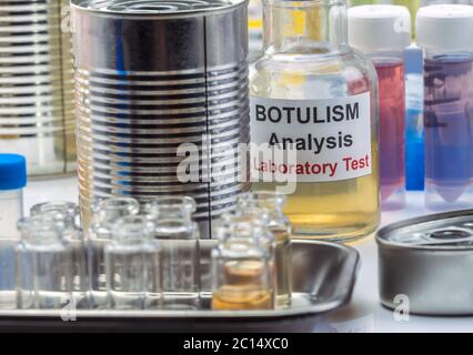 Il cibo in scatola può essere contaminato dalla tossina botulinica Clostridium che causa botulismo negli esseri umani, ricerca di laboratorio, immagine concettuale Foto Stock