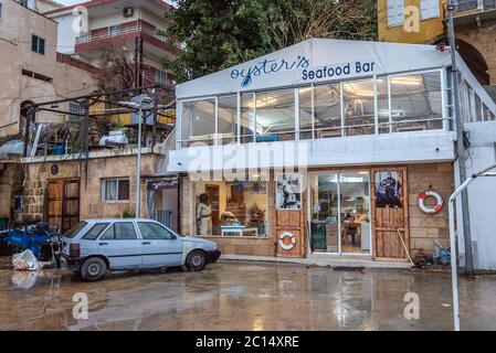 Oysters Seafood Bar nel porto della città di Batroun nel nord del Libano e una delle città più antiche del mondo Foto Stock