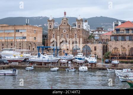 Porto e Cattedrale di Santo Stefano nella città di Batroun nel nord del Libano e una delle città più antiche del mondo Foto Stock