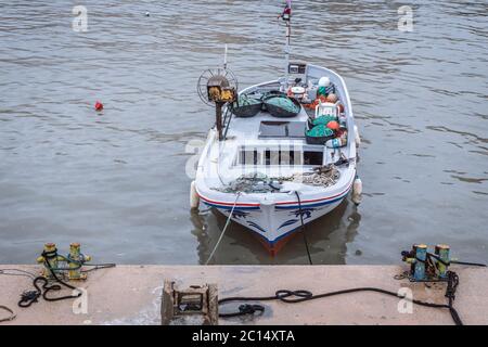 Fishin barca nella città di Batroun nel nord del Libano e una delle città più antiche del mondo Foto Stock