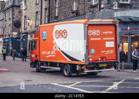 TNT Express Truck nel quartiere New Town di Edimburgo, la capitale della Scozia, parte del Regno Unito Foto Stock