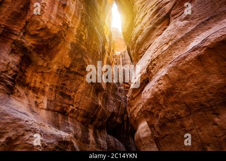 Canyon percorso stretto tra ripide rocce, Petra, Giordania Foto Stock