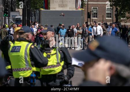 Londra, Regno Unito. 13 Giugno 2020. I sostenitori nazionalisti e i veterani dell'esercito si riuniscono intorno al Cenotaph a Whitehall. Migliaia di sostenitori nazionalisti, di estrema destra e di calcio si riuniscono a Westminster per protestare contro la recente rimozione e copertura di statue e monumenti commemorativi, in particolare Winston Churchill in Parliament Square. Polizia e stampa dove frequentemente attaccato con oltre 100 arresti registrati. Credit: Guy Corbishley/Alamy Live News Foto Stock