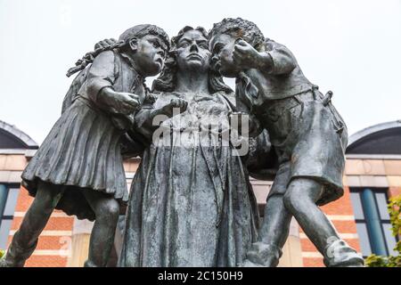 Primo piano della statua di Scales of Justice fuori dall'edificio combinato di Courts a Middlesbrough, Inghilterra, Regno Unito Foto Stock