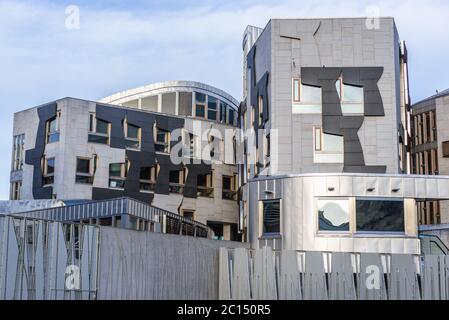 Esterno del Parlamento Scozzese nell'area di Holyrood, Edimburgo, capitale della Scozia, parte del Regno Unito Foto Stock