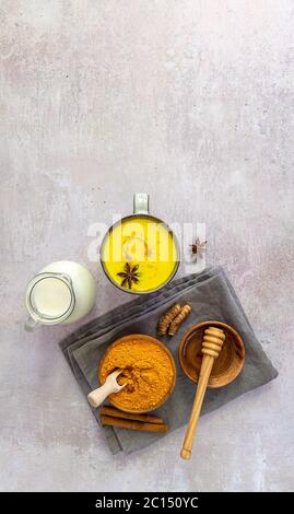 Orientamento verticale. Latte dorato Ayurveda. Foto Stock